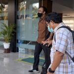 Petugas KPK keluar dari kantor Dinas Peternakan Pemprov Jatim