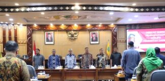 Deputi Bidang Koordinasi dan Supervisi KPK Irjen Pol Didik Agung Widjanarko (kiri) berbincang dengan Ketua DPRD Sidoarjo Abdillah Nasih, Wakil Ketua DPRD Sidoarjo Warih Andono, serta legislator Partai Gerindra Supriyono.