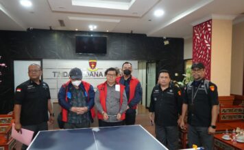 Ketiga hakim dengan mengenakan rompi tahanan