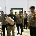 Kapolres Jombang saat melakukan sidak logistik di gudang KPU Jombang./bongkah.id/Karimatul Maslahah/