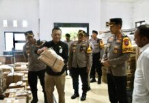 Kapolres Jombang saat melakukan sidak logistik di gudang KPU Jombang./bongkah.id/Karimatul Maslahah/