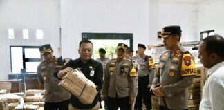 Kapolres Jombang saat melakukan sidak logistik di gudang KPU Jombang./bongkah.id/Karimatul Maslahah/