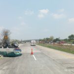 Kecelakaan pikap muatan cabai di tol Jomo. Bongkah.id/Karimatul Maslahah/