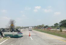 Kecelakaan pikap muatan cabai di tol Jomo. Bongkah.id/Karimatul Maslahah/