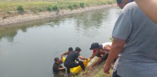 evakuasi jasad wanita di sungai Desa Sukorejo, Jombang./bongkah.id/Karimatul Maslahah/