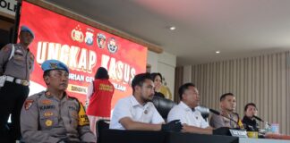 Konferensi Pers Kasus Pencurian Gelang Berlian di Surabaya Barat