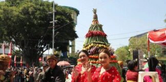 foto : Gunungan hasil bumi dari Disdikbud Jombang./bongkah.id/Karimatul Maslahah/