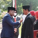 Pjs Bupati Sidoarjo, Isa Ansori menyematkan pin tanda kehormatan dari Presiden saat upacara Hari Pahlawan.