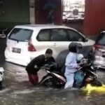 Jalanan Kota Kediri dilanda banjir setelah diguyur hujan dua jam.