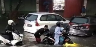 Jalanan Kota Kediri dilanda banjir setelah diguyur hujan dua jam.