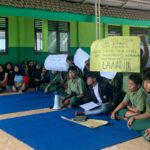 Siswa dan wali murid menggelar demo dugaan pelecehan kepala sekolah MA di Jombang, Rabu (14/11/2024).