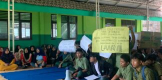 Siswa dan wali murid menggelar demo dugaan pelecehan kepala sekolah MA di Jombang, Rabu (14/11/2024).