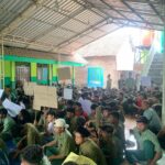 Siswa dan wali murid menggelar demo dugaan pelecehan kepala sekolah MA di Jombang, Kamis (15/11/2024).