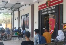 Pelajar MA Darul Faizin saat menunggu didepan gedung Satreskrim Polres Jombang./bongkah.id/Karimatul Maslahah/