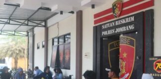 Pelajar MA Darul Faizin saat menunggu didepan gedung Satreskrim Polres Jombang./bongkah.id/Karimatul Maslahah/