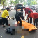 Petugas mengevakuasi korban kecelakaan di jalan raya Tunggorono, Jombang.