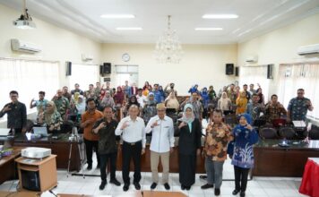 Dinas Komunikasi dan Informatika (Diskominfo) Kabupaten Sidoarjo, menggelar kegiatan Monitoring dan Evaluasi (Monev) Layanan Pejabat Pengelola Informasi dan Dokumentasi (PPID) 2024 dengan tema “Elaborasi Layanan PPID Wujudkan Tata Kelola Informasi Publik Terintegrasi.” pada Selasa (19/11) di Gedung Delta Karya Lantai 2,