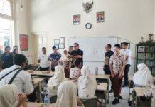 Pj Wali Kota Mojokerto, M Ali Kuncoro memantau simulasi program makan siang bergizi gratis.