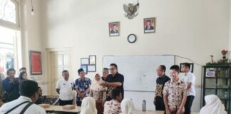 Pj Wali Kota Mojokerto, M Ali Kuncoro memantau simulasi program makan siang bergizi gratis.