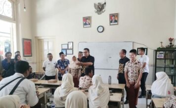 Pj Wali Kota Mojokerto, M Ali Kuncoro memantau simulasi program makan siang bergizi gratis.