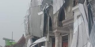 Tampak depan komdisi masjid Syamilushofiyah Kesamben, Jombang usai diterjang angin kencang. Bongkah.id/Karimatul Maslahah/