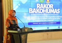 Kepala Dinas Komunikasi dan Informatika Sidoarjo Noer Rochmawati memberikan sambutannya dalam pembukaan Bakorhumas di Pendopo Delta Wibawa.