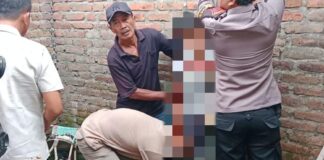 petugas saat melakukan evakuasi korban ganung diri di Desa Gondangmanis, Jombang./bongkah.id/Karimatul Maslahah/