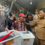 Plt. Bupati Sidoarjo, Subandi datang kelokasi kebakaran bersama Kalaska BPBD Sidoarjo Mustain Baladan.