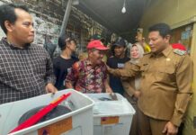 Plt. Bupati Sidoarjo, Subandi datang kelokasi kebakaran bersama Kalaska BPBD Sidoarjo Mustain Baladan.