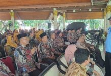 Salah satu Pemateri Paksi mendengarkan Jawaban dari salah satu peserta di Pendopo Delta Wibawa.