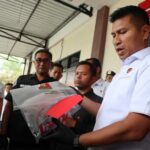 Barang bukti kaos geng Batandos saat ditunjukkan polisi. Bongkah.id/Karimatul Maslahah/