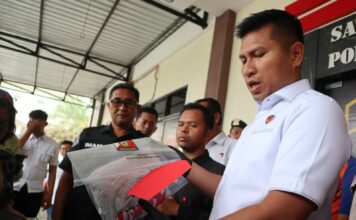 Barang bukti kaos geng Batandos saat ditunjukkan polisi. Bongkah.id/Karimatul Maslahah/