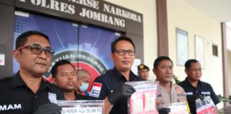 Kasatnarkoba Polres Jombang, AKP Ahmad Yani (tengah) menunjukkan barang bukti narkoba. Bongkah.id/Karimatul Maslahah/