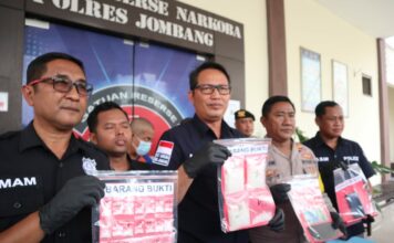 Kasatnarkoba Polres Jombang, AKP Ahmad Yani (tengah) menunjukkan barang bukti narkoba. Bongkah.id/Karimatul Maslahah/