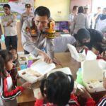 Kapolresta Sidoarjo Kombespol Christian Tobing beserta staf, dan jajaran melaksanakan program pembagian makan siang bergizi bagi pelajar TK dan Sekolah Dasar (SD).