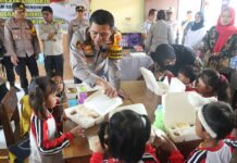 Kapolresta Sidoarjo Kombespol Christian Tobing beserta staf, dan jajaran melaksanakan program pembagian makan siang bergizi bagi pelajar TK dan Sekolah Dasar (SD).