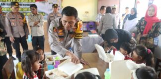 Kapolresta Sidoarjo Kombespol Christian Tobing beserta staf, dan jajaran melaksanakan program pembagian makan siang bergizi bagi pelajar TK dan Sekolah Dasar (SD).