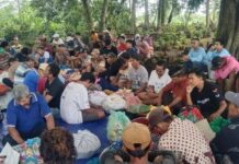 Warga Desa Banjarsari saat melakukan kegiatan tradisi clorotan di makam sesepuh. Bongkah.id/Karimatul Maslahah/