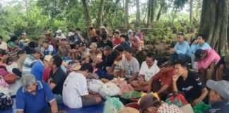 Warga Desa Banjarsari saat melakukan kegiatan tradisi clorotan di makam sesepuh. Bongkah.id/Karimatul Maslahah/