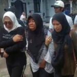 Anggota DPR RI Komisi VI Sadarestuwati (kiri) memapah ibu korban tenggelam di Afvour Watudakon Kecamatan Kesamben Kabupaten Jombang.