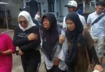 Anggota DPR RI Komisi VI Sadarestuwati (kiri) memapah ibu korban tenggelam di Afvour Watudakon Kecamatan Kesamben Kabupaten Jombang.