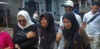 Anggota DPR RI Komisi VI Sadarestuwati (kiri) memapah ibu korban tenggelam di Afvour Watudakon Kecamatan Kesamben Kabupaten Jombang.