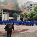 Ratusan mahasiswa Universitas Nusantara PGRI Kediri bakar ban bentuk protes ke pihak rektorat, Senin (9/12/2024).