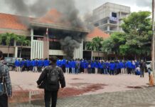 Ratusan mahasiswa Universitas Nusantara PGRI Kediri bakar ban bentuk protes ke pihak rektorat, Senin (9/12/2024).