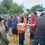 Ketua DPC PDIP Jombang, Sadarestuwati dan anggota DPRD saat mendatangi lokasi banjir di Desa Blimbing, Kesamben, Jombang, Rabu (11/12/2024).