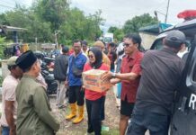 Ketua DPC PDIP Jombang, Sadarestuwati dan anggota DPRD saat mendatangi lokasi banjir di Desa Blimbing, Kesamben, Jombang, Rabu (11/12/2024).