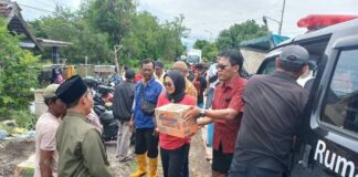 Ketua DPC PDIP Jombang, Sadarestuwati dan anggota DPRD saat mendatangi lokasi banjir di Desa Blimbing, Kesamben, Jombang, Rabu (11/12/2024).