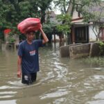 Warga Dusun Beluk, Desa Jombok, Kesamben, Jombang membawa barang untuk kembali kerumah. Bongkah.id/Karimatul Maslahah/