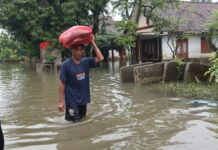 Warga Dusun Beluk, Desa Jombok, Kesamben, Jombang membawa barang untuk kembali kerumah. Bongkah.id/Karimatul Maslahah/