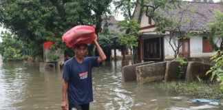 Warga Dusun Beluk, Desa Jombok, Kesamben, Jombang membawa barang untuk kembali kerumah. Bongkah.id/Karimatul Maslahah/